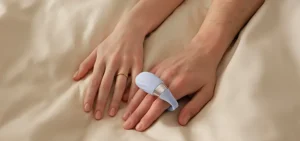 Coppia che vive un momento di intimità con TIANI Twist LELO